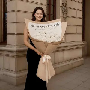 Огромный букет белых роз